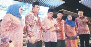  ??  ?? SIMBOLIK: Abang Johari menekan iPad sebagai simbolik perasmian Mesyuarat Perwakilan PBB Zon 1 Kuching di PCC, sambil disaksikan Fadillah (tiga kanan), Dr Rahman (dua kiri), Hasidah (kiri), Jamilah (dua kanan) dan Fazzrudin (kanan).