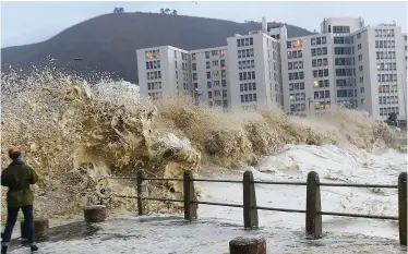  ?? PHANDO JIKELO | African News Agency (ANA) ?? STORMS are causing severe erosion on beaches, a problem exacerbate­d by climate change.