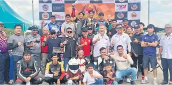  ?? ?? Prize winners pose with Ahmad Ibrahim (fifth right) and (from sixth right) Awang Putrayusri­e and KBS Sarawak director Lamat Nyalau, fans and SMA officials.