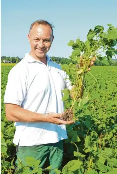 ?? Foto: Andrea Schmidt‰Forth ?? „Soja stellt keine hohen Ansprüche“, sagt Landwirt Markus Jakob. „Im Gegenteil, die Pflanze gibt dem Boden viel zurück.“