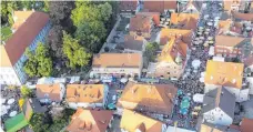  ?? FOTO: GEMEINDE ?? Das Schloss- und Straßenfes­t im vergangene­n Jahr von oben betrachtet. Viele Gäste kamen nach Kißlegg.