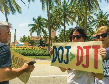  ?? SAUL MARTINEZ/THE NEW YORK TIMES ?? People protest Tuesday at former President Trump’s Mar-a-Lago estate in Florida.