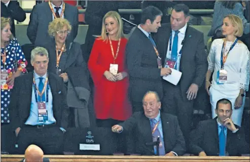  ??  ?? POLÍTICA, CULTURA Y DEPORTE. Villar, Carmena, Cifuentes, Juan Carlos I, Ceferin, Figo, Mendes, Plácido Domingo... nadie quiso perderse la final de la Champions League.