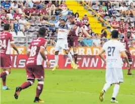  ??  ?? La altura del brasileño lo hace ser un jugador muy efectivo en las alturas.