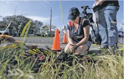  ?? ERIC GAY/THE ASSOCIATED PRESS ?? Rebecca Thompson prays Monday at a makeshift memorial near the scene of a shooting at the First Baptist Church of Sutherland Springs in Sutherland Springs, Texas.