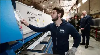  ?? (Photo Franck Fernandes) ?? Venu débattre vendredi dernier à Saint-Laurent-du-Var (Alpes-Maritimes), Bruno Le Maire, accompagné de la patronne Rachel Paire, a constaté la vitalité de cette PME, mais aussi ses contrainte­s