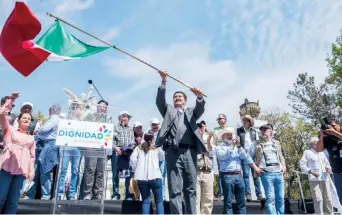  ??  ?? Luego del acuerdo conseguido con la Federación, el gobernador de Chihuahua, el panista Javier Corral Jurado, marchó junto a unos 5 mil simpatizan­tes por Paseo de la Reforma.