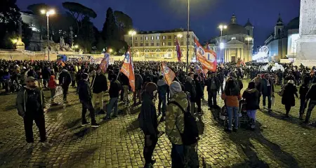  ??  ?? Piazza del Popolo I migranti che hanno manifestat­o e, sullo sfondo, gli addobbi natalizi in via del Corso