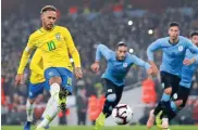  ?? AFP ?? Neymar anota de penal el tanto del triunfo de Brasil.