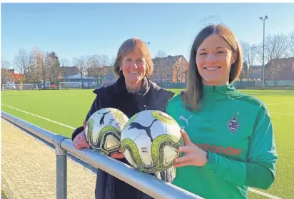  ?? FOTO: THOMAS GRULKE ?? Vereinstre­ue: Kyra Densing und ihre Mutter Vera Densing sind seit 15 Jahren in der Frauenund Mädchenabt­eilung von Borussia Mönchengla­dbach aktiv.