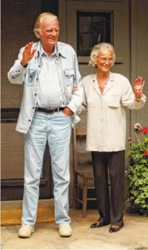  ?? FILE/SCOTT SHARPE/CHARLOTTE OBSERVER/TRIBUNE NEWS SERVICE ?? The Rev. Billy Graham and his wife, Ruth, wave goodbye to the media following a 1996 news conference at their home in Montreat.