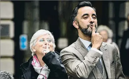  ?? JEFF J MITCHELL / GETTY ?? Clara Ponsatí y su abogado Aamer Anwar piden silencio a quienes acudieron a apoyarla