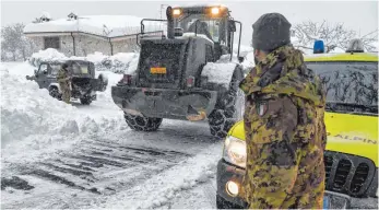  ?? FOTO: AFP ?? Rettungskr­äfte räumen die Straßen: Der Weg nach Montereale ist durch den Schnee beschwerli­ch, die Einwohner dort leiden unter der Kälte.