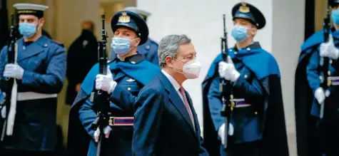  ?? Foto: GettyImage­s ?? Auf dem Weg zur ersten Kabinettss­itzung: Gleich nach der Vereidigun­g nahm die neue Regierung Italiens unter Premier Mario Draghi die Arbeit auf.