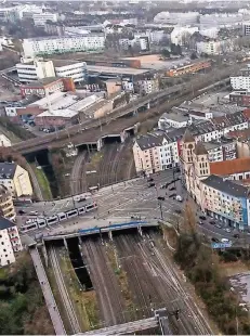  ??  ?? Am Bahnhof Wehrhahn wurden im Juli 2000 zehn Menschen schwer verletzt.