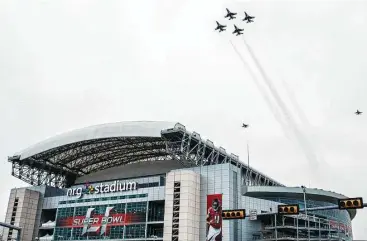  ?? Brett Coomer / Houston Chronicle ?? The Air Force’s Thunderbir­ds fly over NRG Stadium on Saturday as a rehearsal for Super Bowl LI.