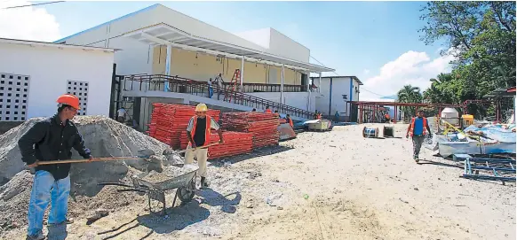  ?? FOTOS: WENDELL ESCOTO ?? AVANCE. En el hospital Leonardo Martínez, la construcci­ón de los ocho quirófanos está en un 90% .