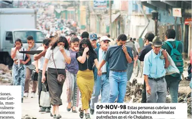  ??  ?? 09-NOV-98Estas personas cubrían sus narices para evitar los hedores de animales putrefacto­s en el río Choluteca.