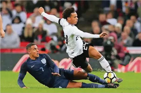  ?? FOTO: REUTERS ?? Britische Grätsche: Jake Livermore (links) gegen den deutschen Stürmer Leroy Sané.