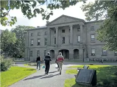  ?? THE CANADIAN PRESS FILES ?? Tourists visit Province House in Charlottet­own. Recently, The Hudson’s Bay Company was selling merchandis­e featuring a map of Canada without P.E.I.