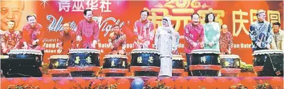  ??  ?? TRADISI: Abang Johari (tengah), Dr Sim (kiri), Lau (dua kiri), Wong (dua kanan) dan Dr Annuar (kanan) memukul gendang sebagai simbolik perasmian sambutan majlis makan malam Cap Goh Mei di Sibu, malam kelmarin.