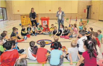  ?? SZ-FOTO: EIS ?? Gespannt hören die Rottenacke­r Grundschul­kinder zu, was die Spieltonne alles zu bieten hat.