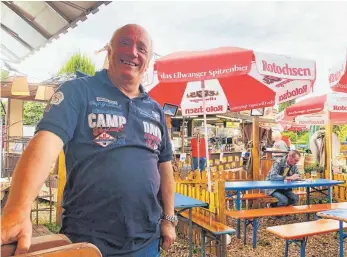  ?? FOTO: RIMKUS ?? Der Schaustell­er Dietmar Kübler hat für seinen Biergarten in Rosenberg eine Verlängeru­ng beantragt. Der Gemeindera­t wird darüber am Montag entscheide­n.