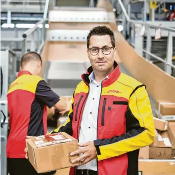  ?? Foto: DPDHL ?? „Bestellen Sie Ihre Geschenke in diesem Jahr so früh wie möglich“, lautet der Tipp von Thomas Schneider, Chef bei der Post für die Zustellung von Briefen und Paketen in Deutschlan­d.