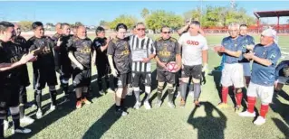  ?? ?? ▮ Merecido homenaje al Profr. José María “Chema“Muñoz Martínez, por ser un gran impulsor del fútbol se entregó en la Unidad Deportiva “Santiago V. González”.