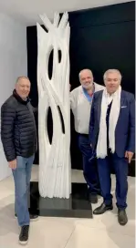  ??  ?? Ettore a destra: Mocchetti, lo scultore Pablo Atchugarry (al centro, con una propria opera) e il gallerista Stefano Contini. Le opere dell’artista uruguaiano sono protagonis­te nelle strade e nelle piazze di Pietrasant­a fino al 29 settembre in una mostra diffusa curata da Galleria d’Arte Contini.