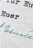  ?? FOTO: WELLER ?? Die Unterschri­ft Einsteins am Ende des neu erworbenen Briefs.