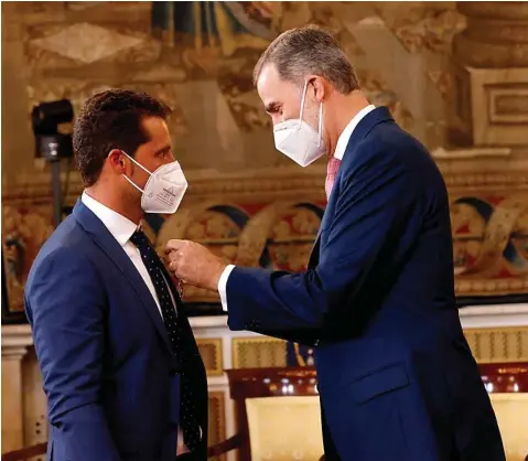  ??  ?? Felipe VI impone la condecorac­ión al horticulto­r riojano David Lafuente.