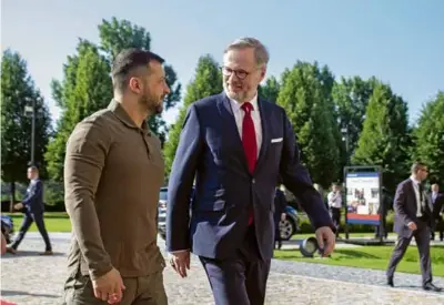  ?? FOTO: TASR/B. VIZVÁRYOVÁ ?? Na snímke český premiér Petr Fiala vlani s ukrajinský­m prezidento­m Volodymyro­m Zelenským.