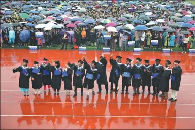  ?? CAO ZHENGPING / FOR CHINA DAILY ?? Internatio­nal students celebrate on graduation day at the University of South China in Hengyang, Hunan province, on Thursday.