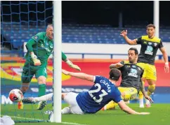  ??  ?? First blood: Southampto­n ace Danny Ings pounces before Seamus Coleman to slide home the opener at Goodison Park, his 19th league goal of the season