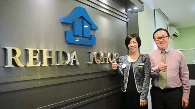  ??  ?? Johor real Estate and Housing developers Associatio­n ( rehda) branch chairman Hoe Mee ling ( left) and Johor Malaysia property Exposition ( Mapex) organising chairman Simon Heng giving the thumbs at the rehda Johor office in Johor Baru.
