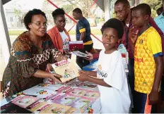  ?? GARCIA MAYATOKO | EDIÇÕES NOVEMBRO | MBANZA KONGO ?? Ana Maria de Oliveira levou o livro aos leitores no FestiKongo