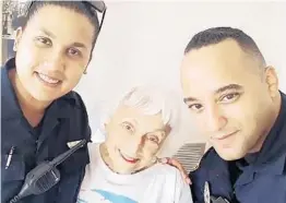  ?? BOYNTON BEACH POLICE/COURTESY ?? Boynton Beach Police Officers Janelle Jumelles and Evan Esteves with Marie Morgan.