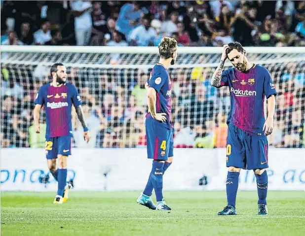  ??  ?? Messi, en primer término, junto a Rakitic, Piqué y Aleix Vidal muestran su abatimient­o por el desenlace del encuentro