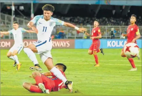  ?? SAMIR JANA/HT PHOTO ?? England’s Jadon Sancho gets past a Chile player during their U17 World Cup match.