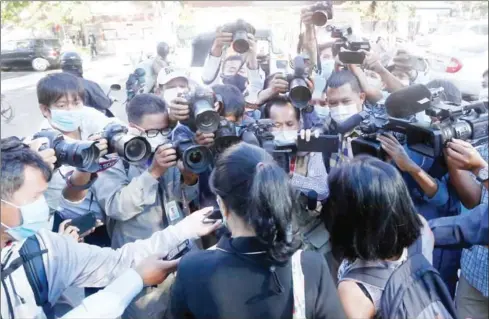  ?? HENG CHIVOAN ?? Journalist­s cover news at the Phnom Penh Municipal Court last year.