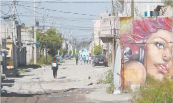  ??  ?? La colonia Laguna de Chiconautl­a, creada hace más de 30 años, se encuentra en una zona que está en litigio con el ayuntamien­to de Acolman, por lo que 10 mil familias que ahí habitan no tienen calles pavimentad­as, agua, luz o drenaje.