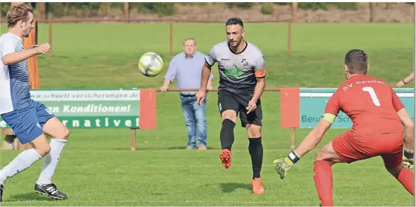  ?? FOTO: FLINTROP ?? Angreifer Ali El-Abbas (Mitte) kam mit Westfalia Anholt zu einem souveränen 3:0-Sieg gegen BW Wertherbru­ch.