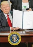  ?? Foto: dpa Archiv ?? Im Januar unterzeich­nete Donald Trump das Einreisede­kret.