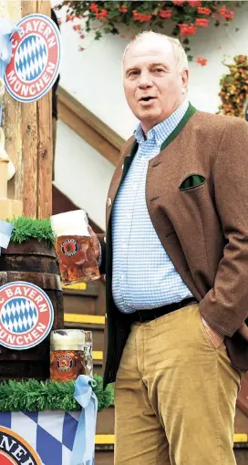 ??  ?? Ein Prost auf die Zukunft und die gelungene Resozialis­ierung: Uli Hoeneß wird wieder Präsident des FC Bayern München.