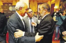  ?? JAIME GALINDO ?? El presidente Lambán saluda a Miguel Marzo con Nicolás Espada de testigo.