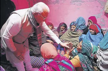  ?? MANOJ DHAKA/HT ?? Chief minister Manohar Lal Khattar consoling the wife of Monu Kumar at his native village Basana in Rohtak district on Thursday.