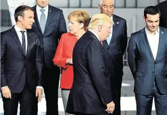  ?? Foto: AFP / Eric Feferberg ?? Als erster USPräsiden­t seit 1945 stellt Donald Trump – hier vor europäisch­en Regierungs­chefs beim Nato-Gipfel in Brüssel – die Prinzipien des westlichen Bündnisses infrage. Ob er danach handelt, bleibt offen.