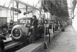  ??  ?? Photos de gauche : En 1929, ateliers mécaniques et chaînes d'assemblage de l'usine Peugeot, à Sochaux. C'est toujours, aujourd'hui, le siège du constructe­ur.