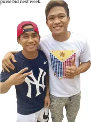  ??  ?? Mark Anthony Barriga (left) and IBF superflywe­ight champion Jerwin Ancajas